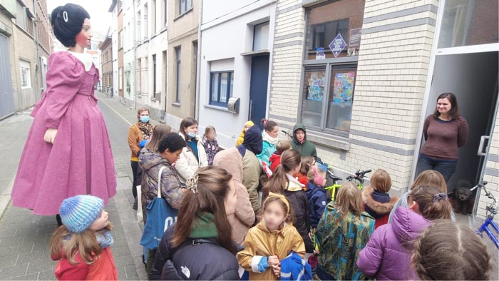 Onze-Lieve-Vrouwkoor kinderen en Reuzenkinderen zingen voor snoepjes in de stad Mechelen