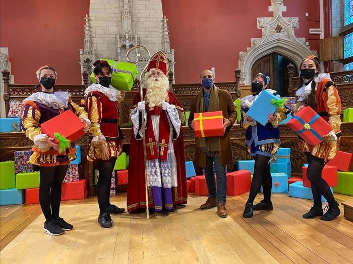 Sinterklaas en Pieten op bezoek op stadhuis Mechelen