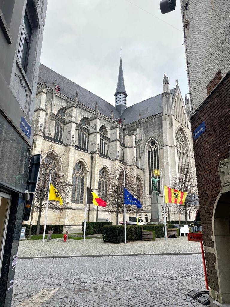 Vlaggen Halfstok voorOekraine in Mechelen