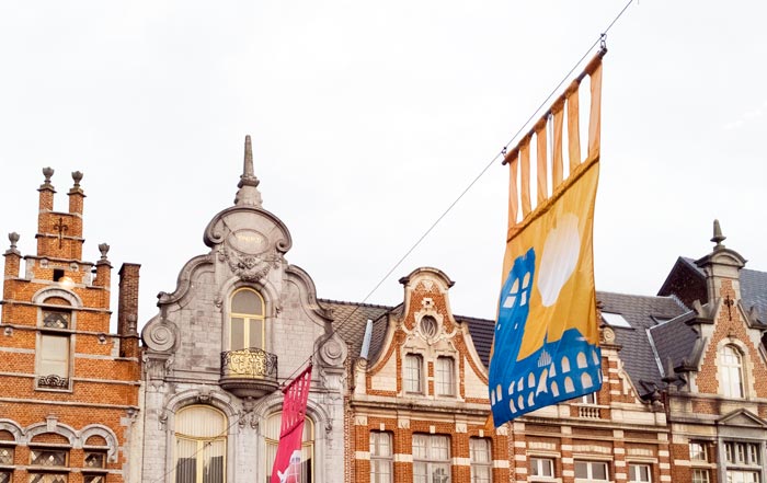 Nieuwe vlaggen in winkelstraten stad Mechelen