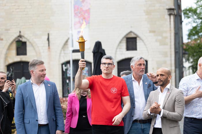 Maarten Poels draagt Olympische Vlam naar Mechelen