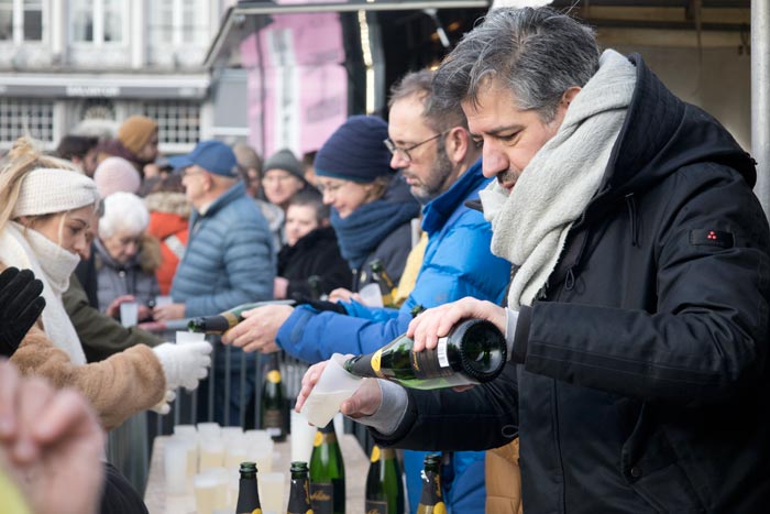 600 flessen cava uitgedeeld door vrijwilligers Horeca Mechelen en Mechelen MeeMaken op Nieuwjaarsreceptie Mechelen 2024