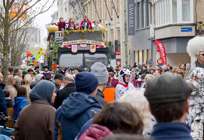 Kleurrijke carnavalsstoet trekt door winkelstraten van stad Mechelen 2024